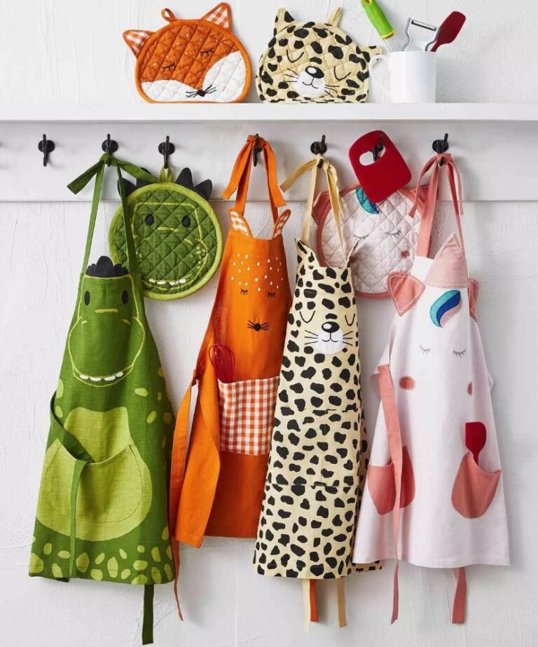 sur la table kids' aprons